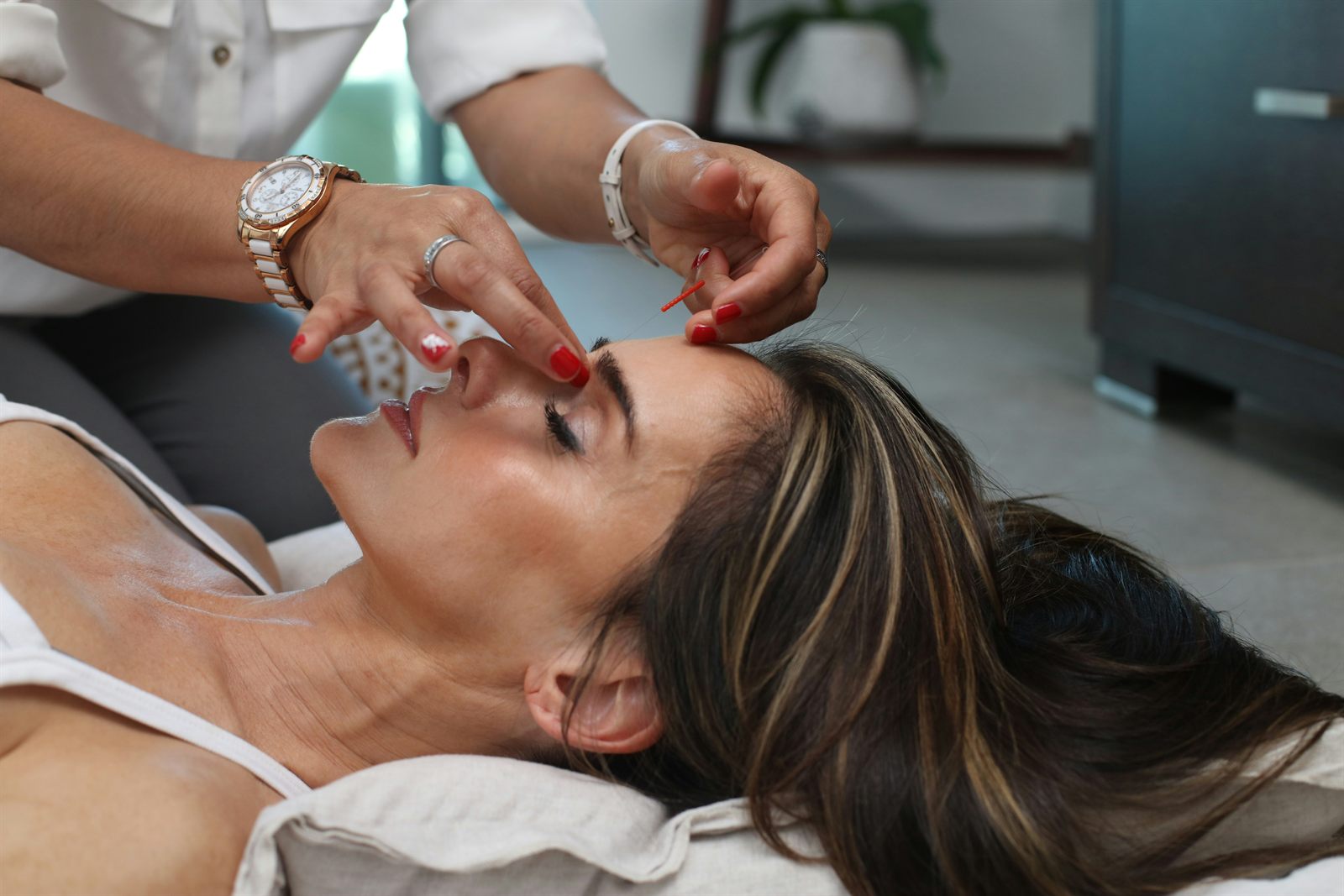Application d'un soin du visage en cabine, près de la place Ambroise-Courtois