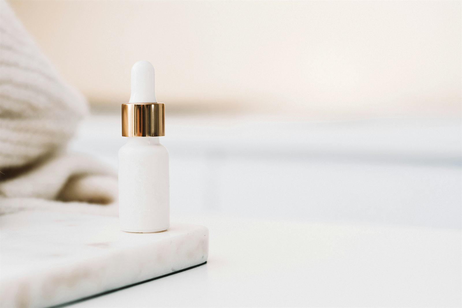 Sérum en flacon compte-gouttes utilisé pendant les soins du visage